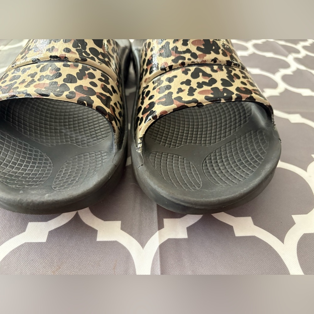 OOFOS Ooahh Slide Sandal Leopard Print Recovery Comfort Slip On Slide Sandals - Picture 4 of 8